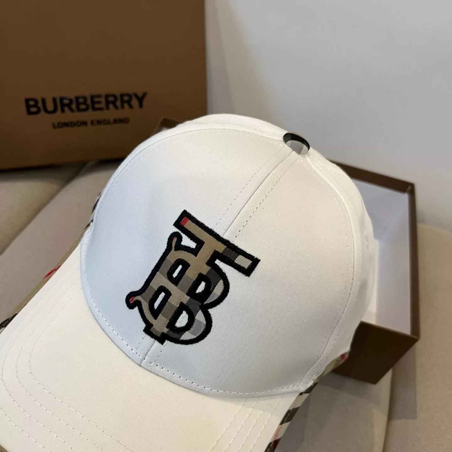Burberry Caps WellDesigned 8502