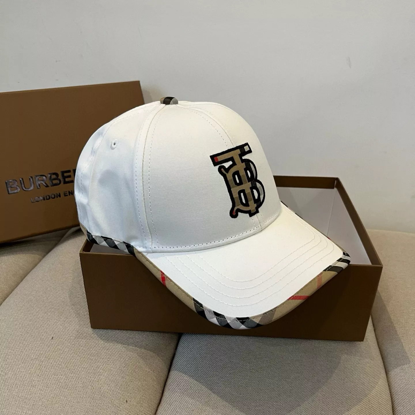 Burberry Caps WellDesigned 8502