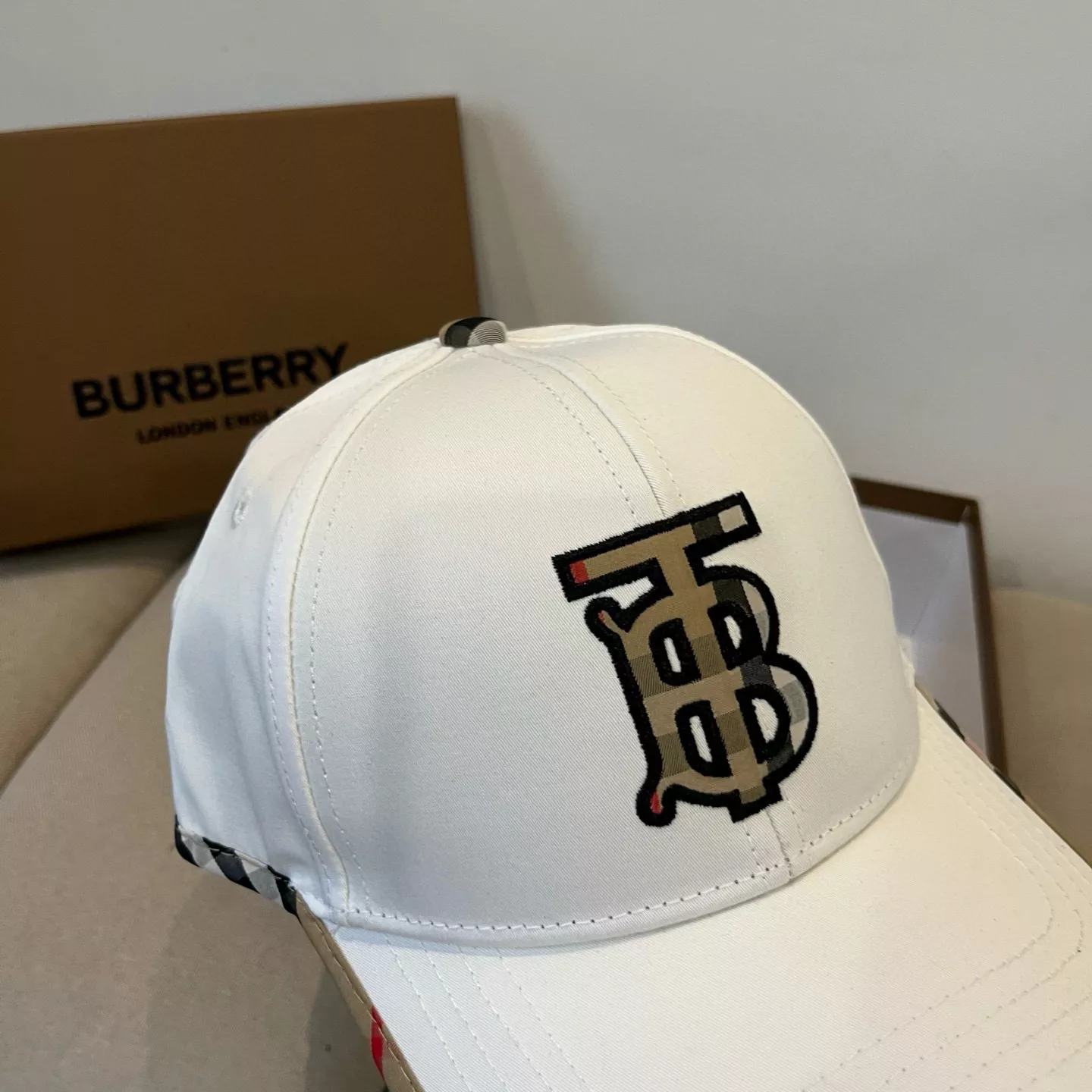 Burberry Caps WellDesigned 8502