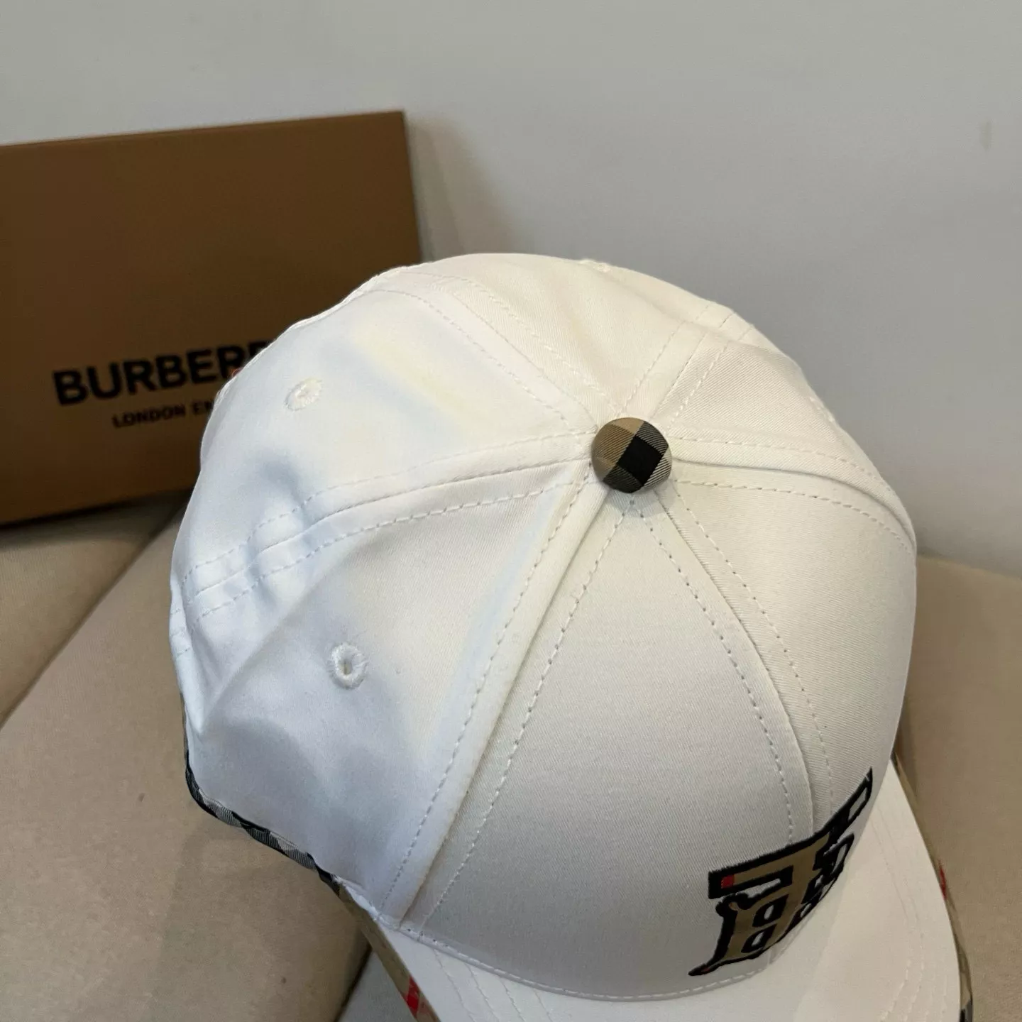 Burberry Caps WellDesigned 8502