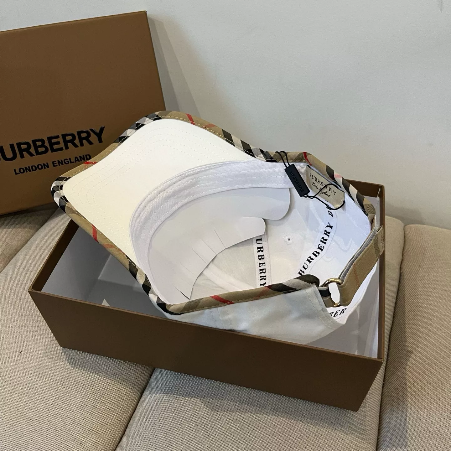 Burberry Caps WellDesigned 8502
