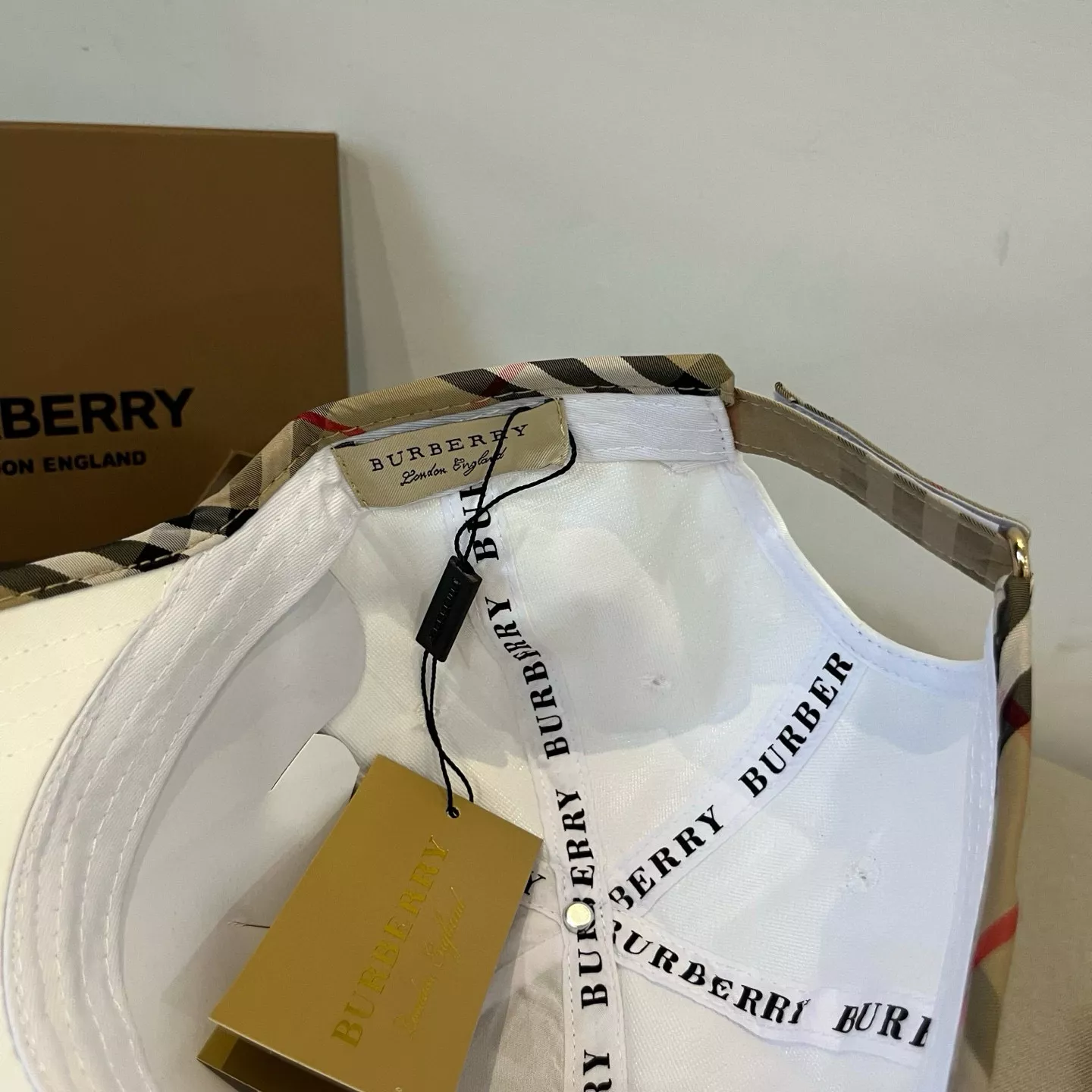 Burberry Caps WellDesigned 8502