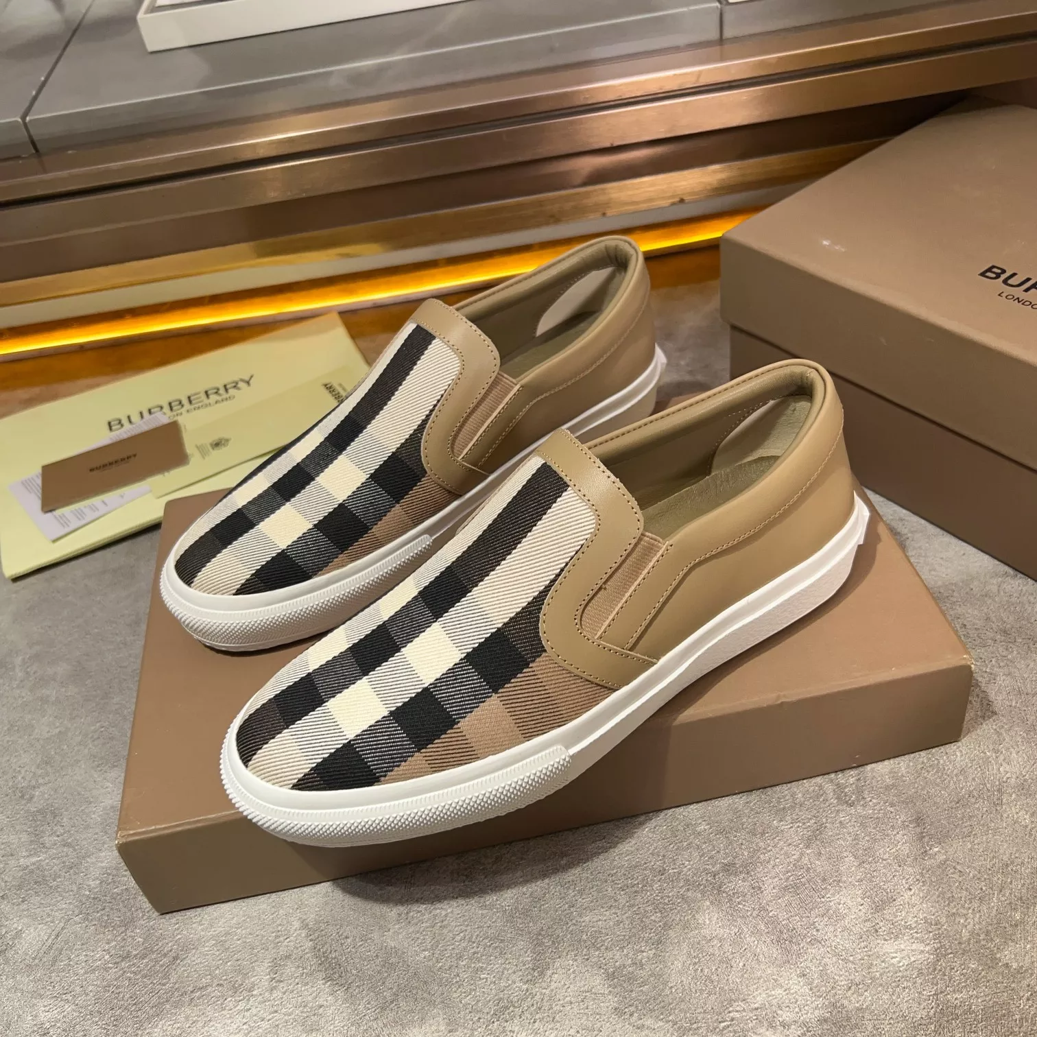 Burberry Casual Shoes For Men Classic 6891
