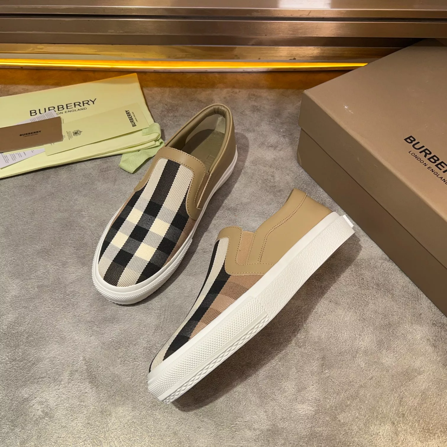 Burberry Casual Shoes For Men Classic 6891