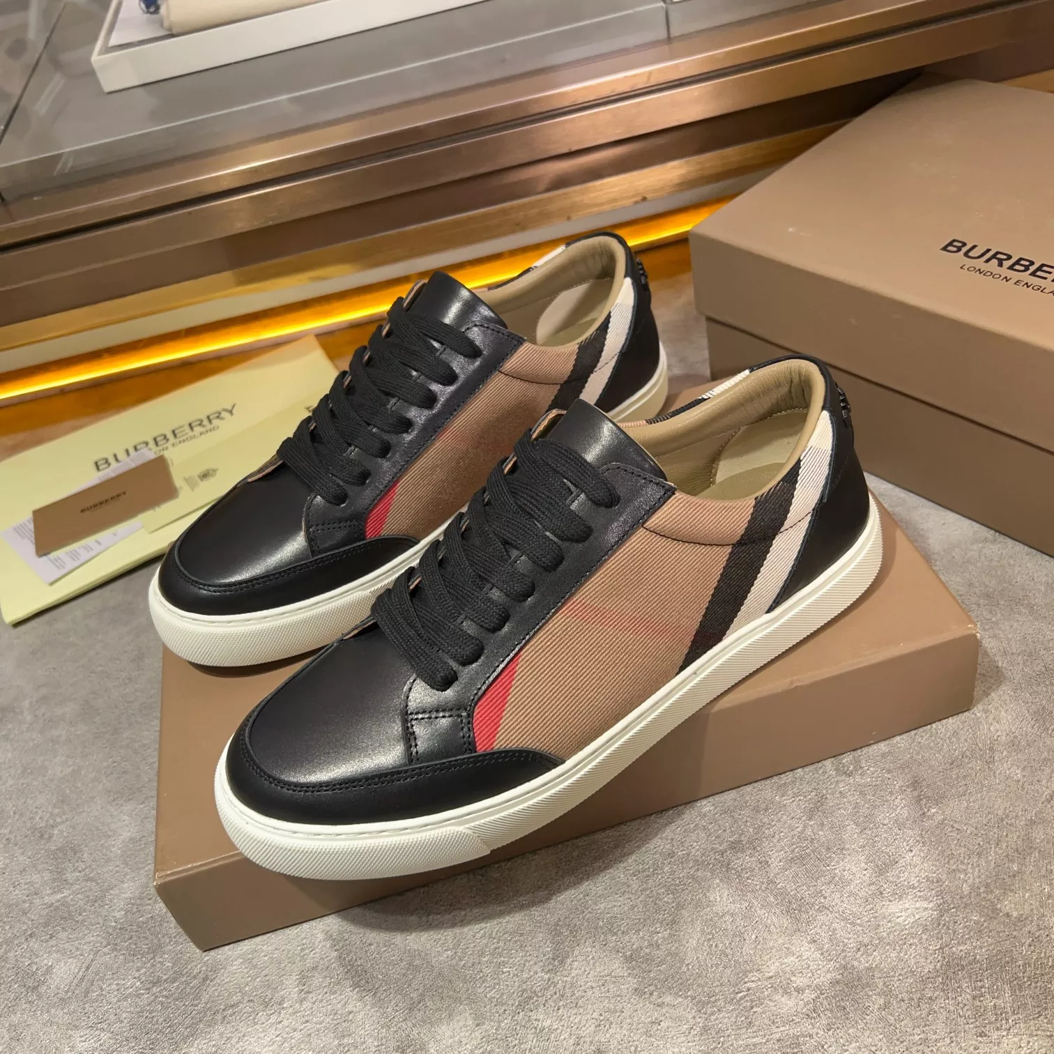 Burberry Casual Shoes For Men Classic 8427