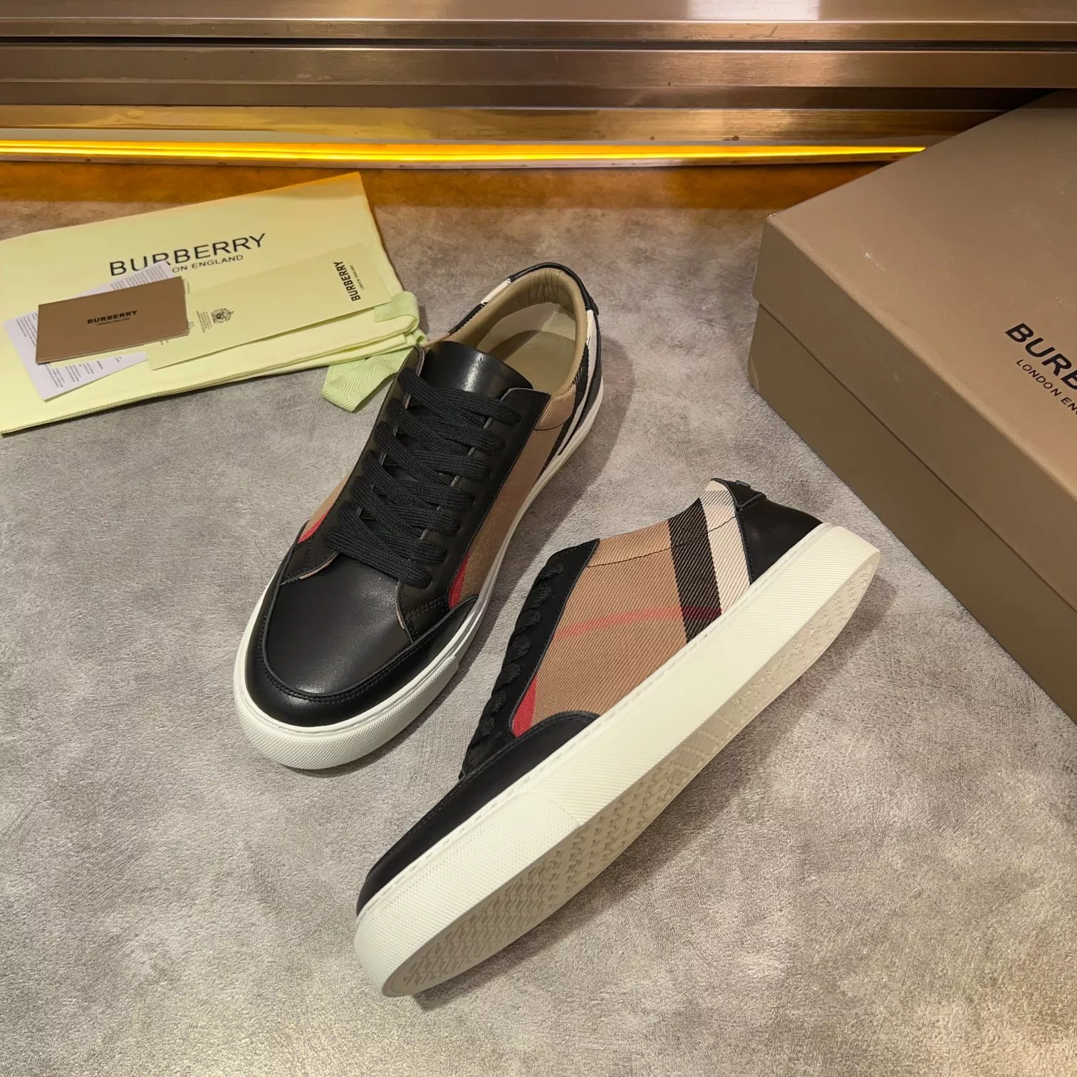 Burberry Casual Shoes For Men Classic 8427