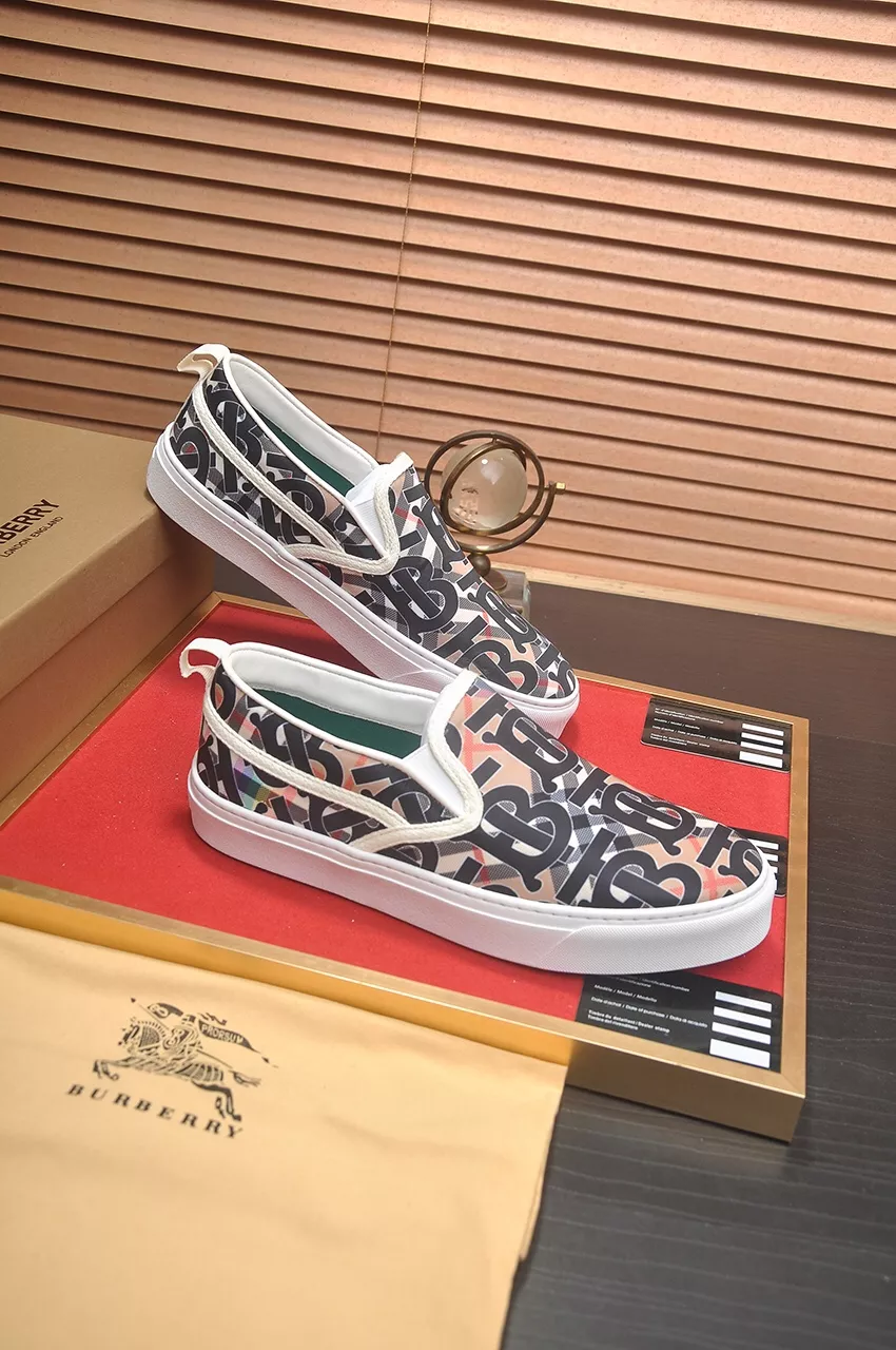 Burberry Casual Shoes For Men Compact 4547