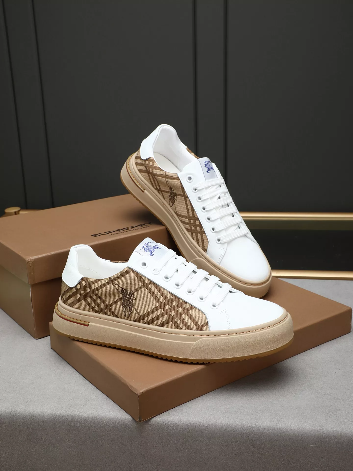 Burberry Casual Shoes For Men Compact 5661