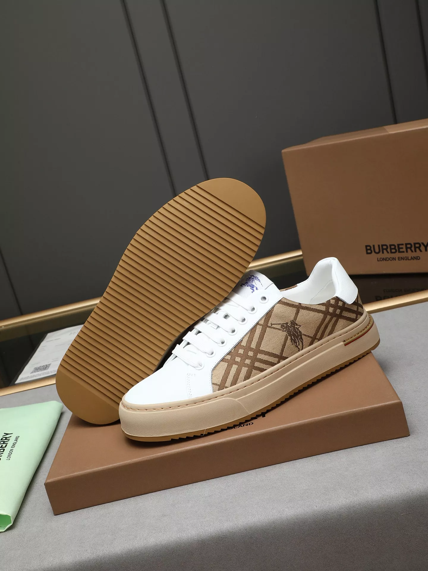 Burberry Casual Shoes For Men Compact 5661