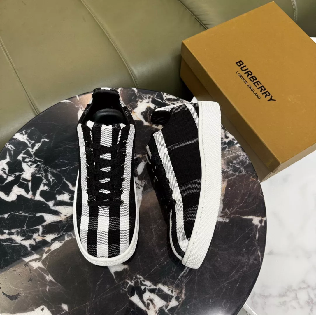 Burberry Casual Shoes For Men Compact 6090
