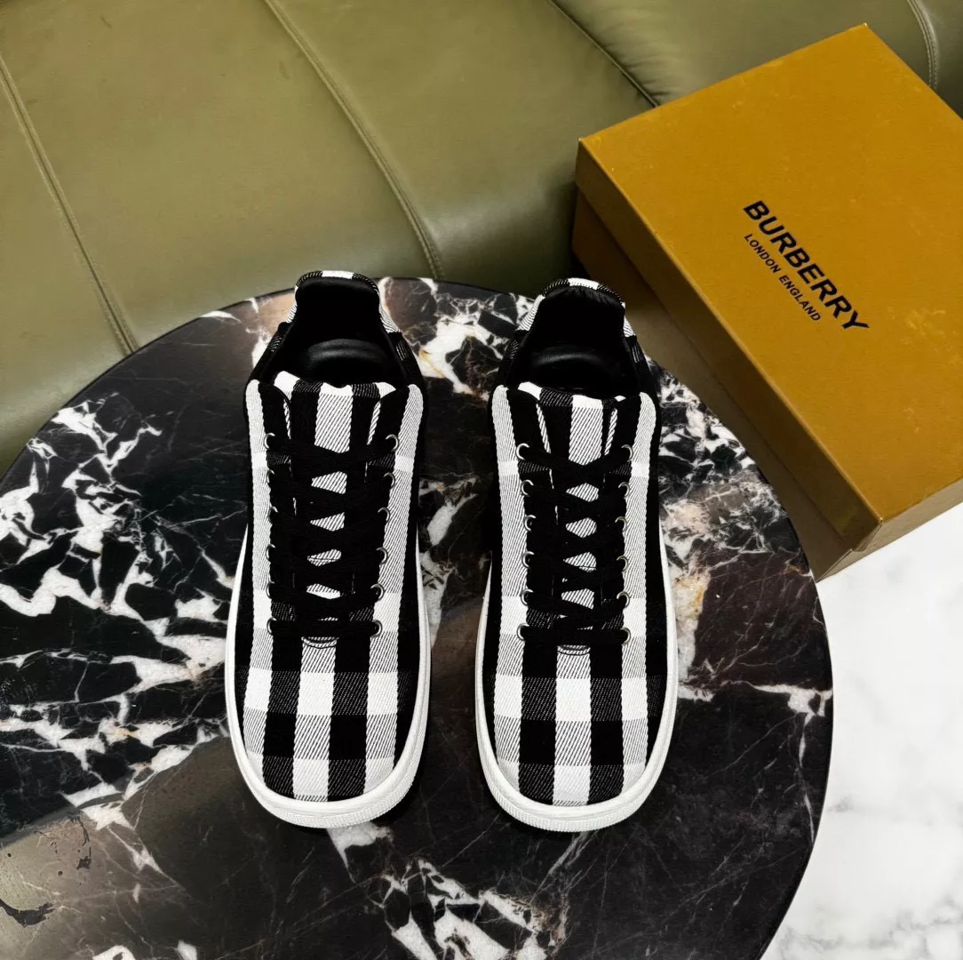 Burberry Casual Shoes For Men Compact 6090