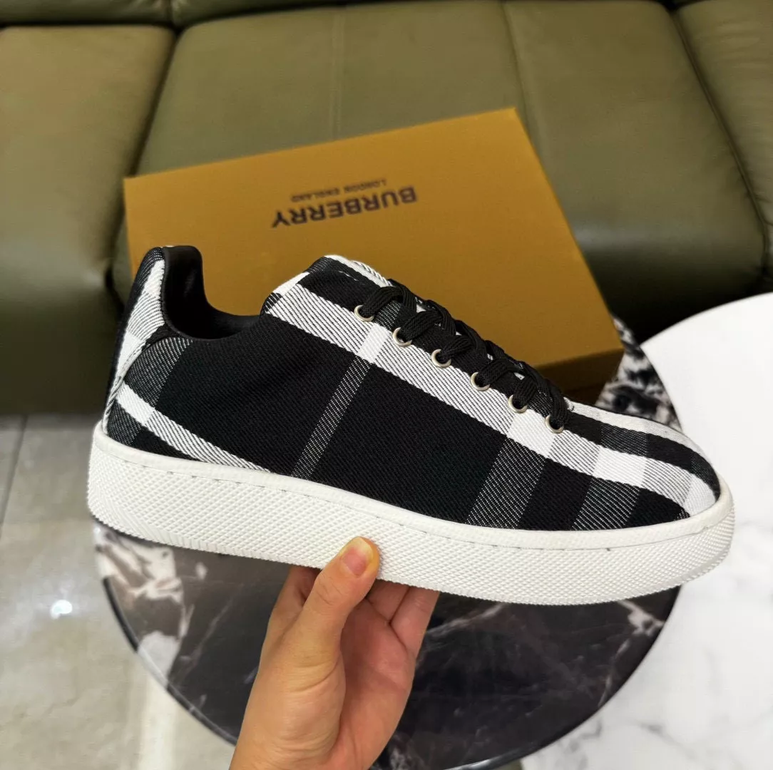 Burberry Casual Shoes For Men Compact 6090