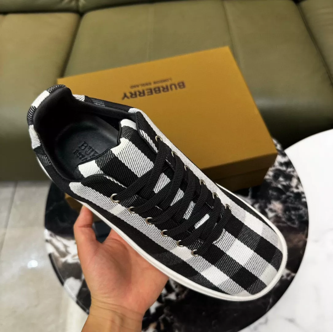 Burberry Casual Shoes For Men Compact 6090