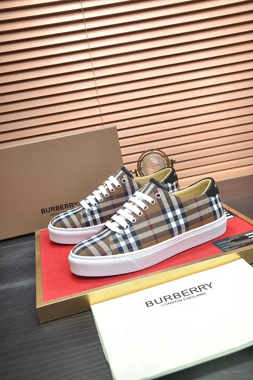 Burberry Casual Shoes For Men Compact 8844