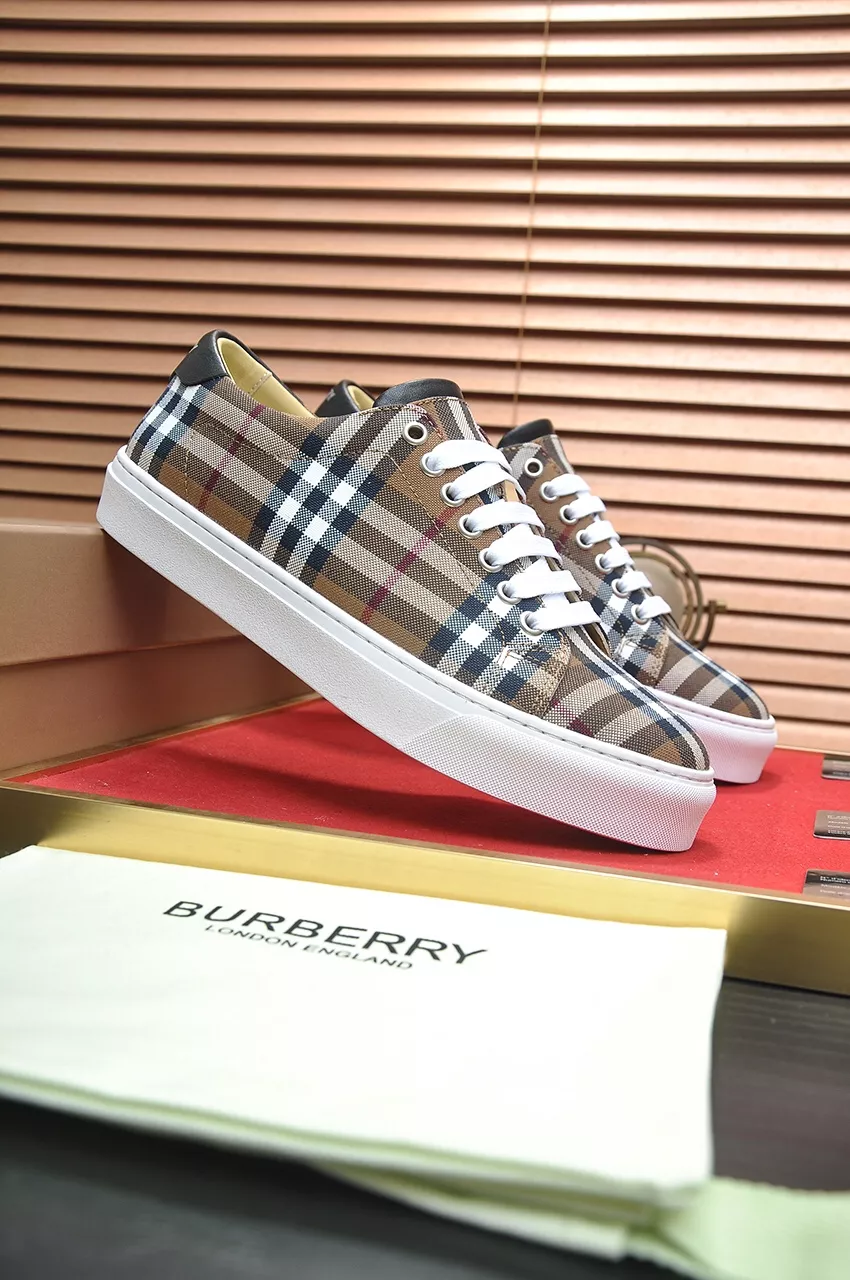 Burberry Casual Shoes For Men Compact 8844