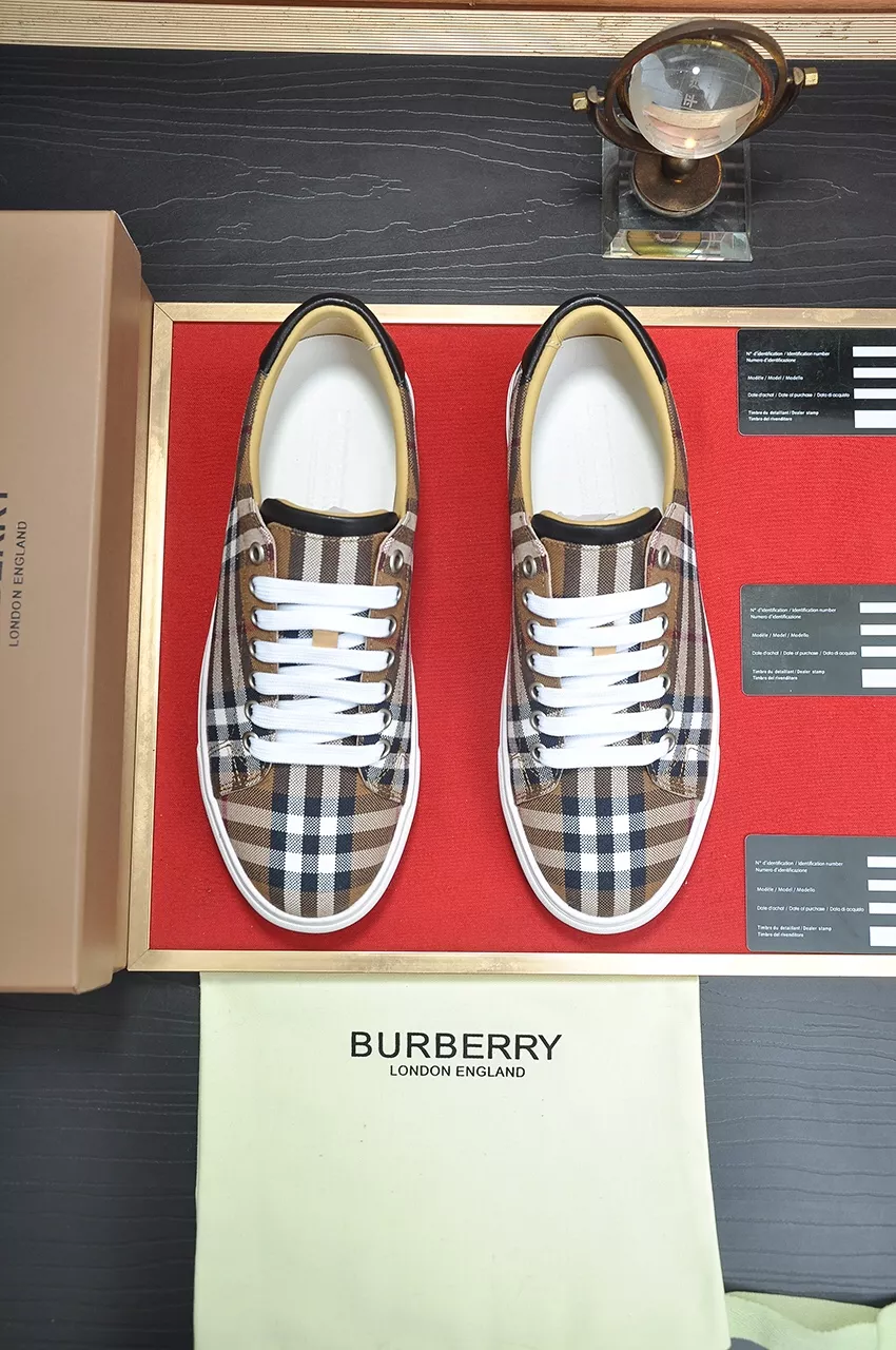 Burberry Casual Shoes For Men Compact 8844