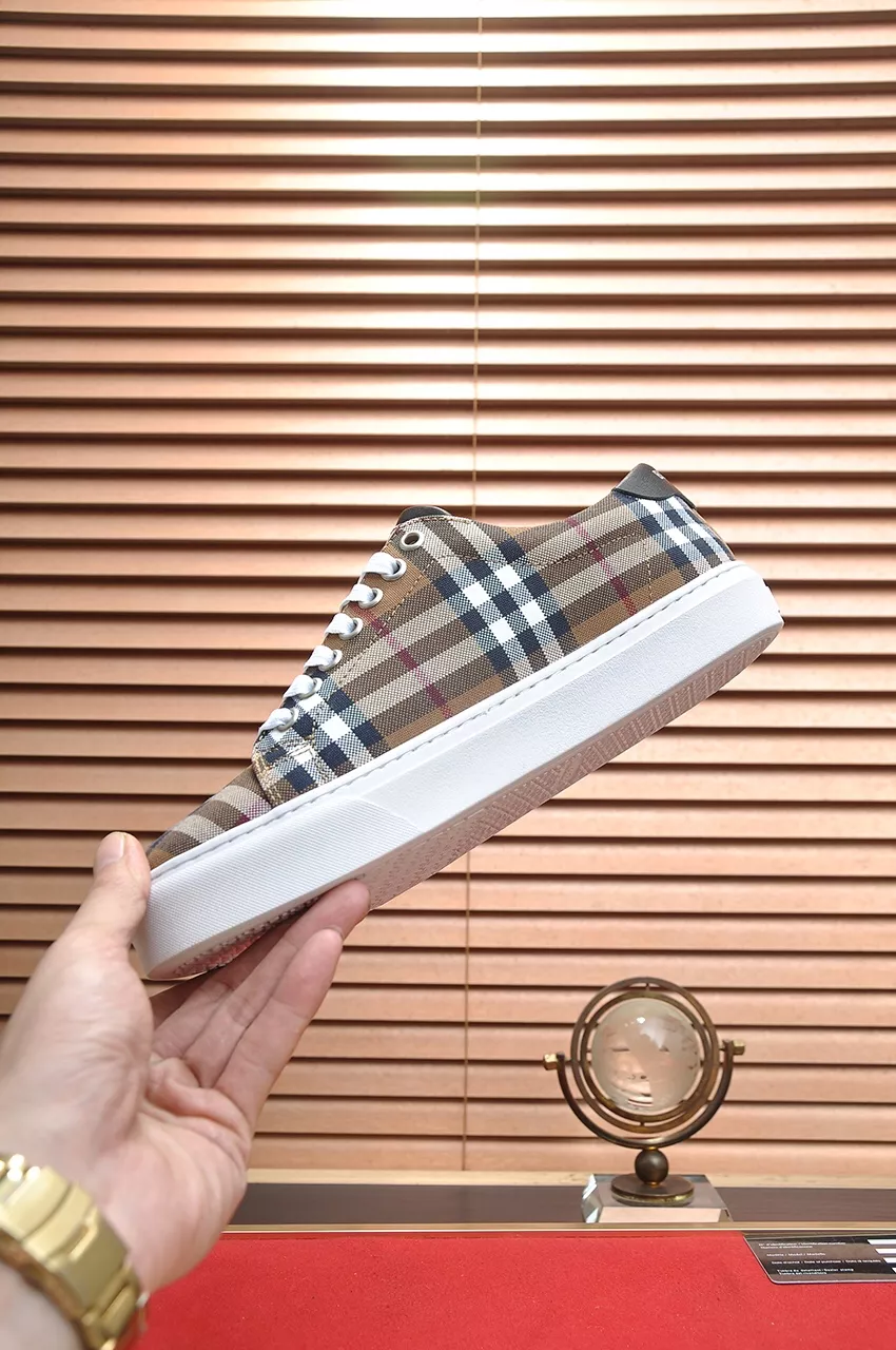 Burberry Casual Shoes For Men Compact 8844