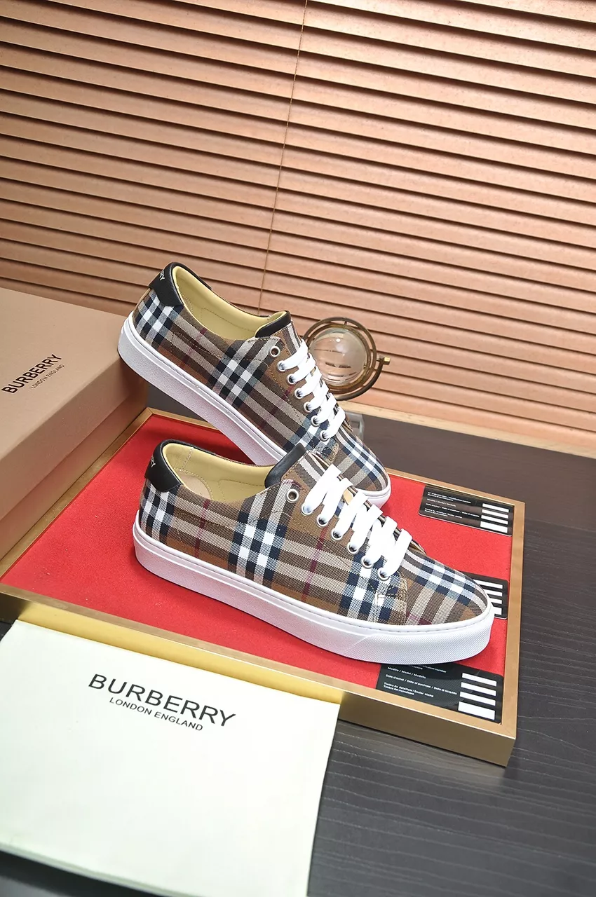Burberry Casual Shoes For Men Compact 8844