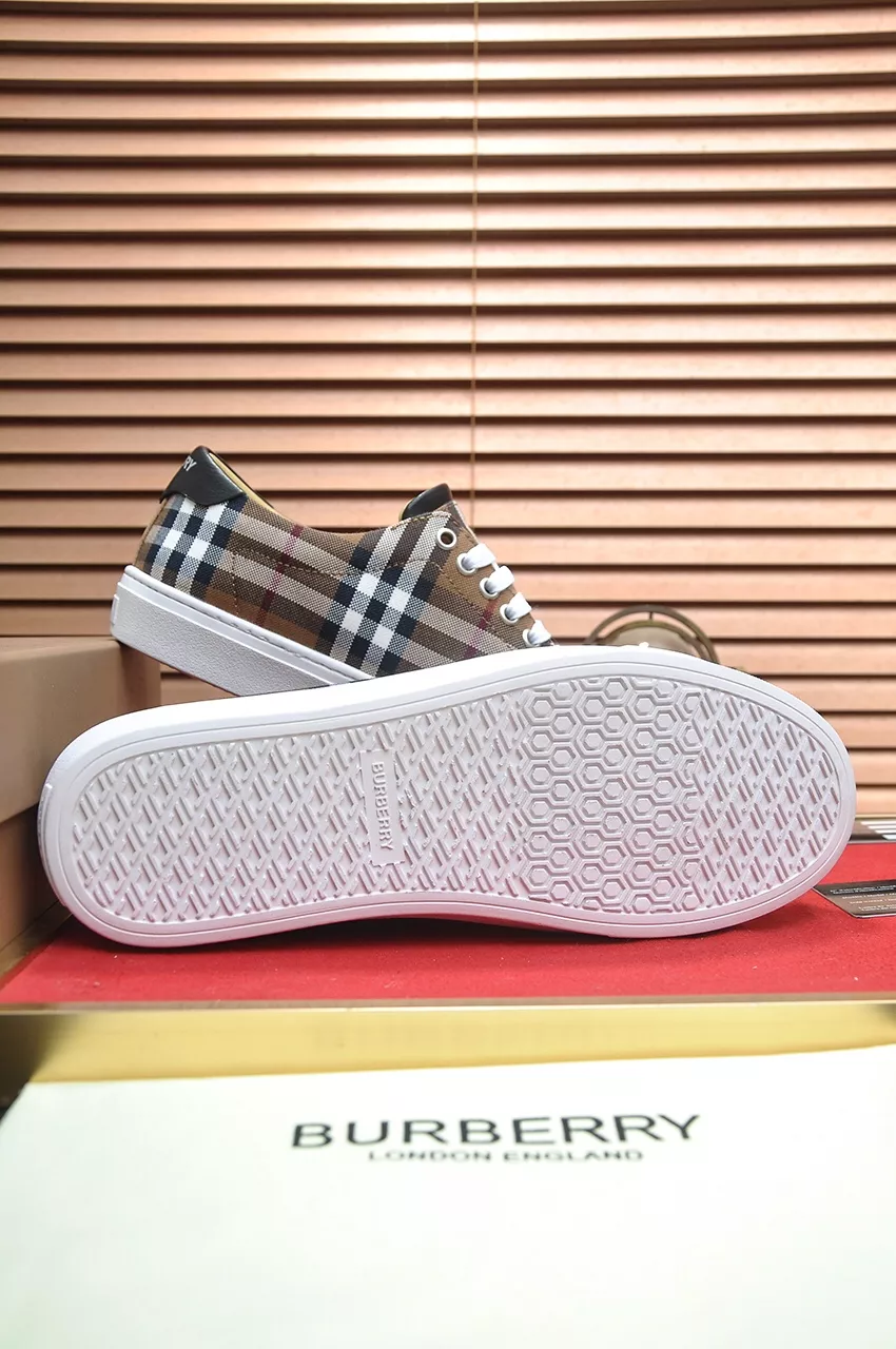 Burberry Casual Shoes For Men Compact 8844