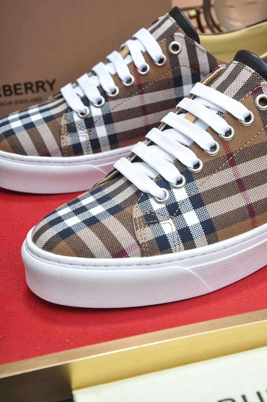 Burberry Casual Shoes For Men Compact 8844