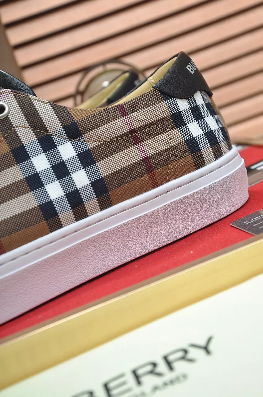 Burberry Casual Shoes For Men Compact 8844