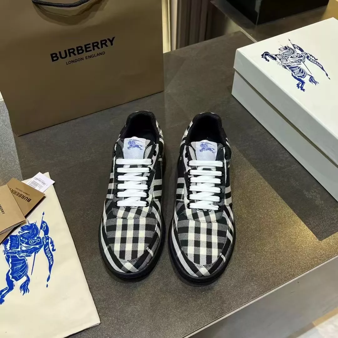 Burberry Casual Shoes For Men Durable 7159