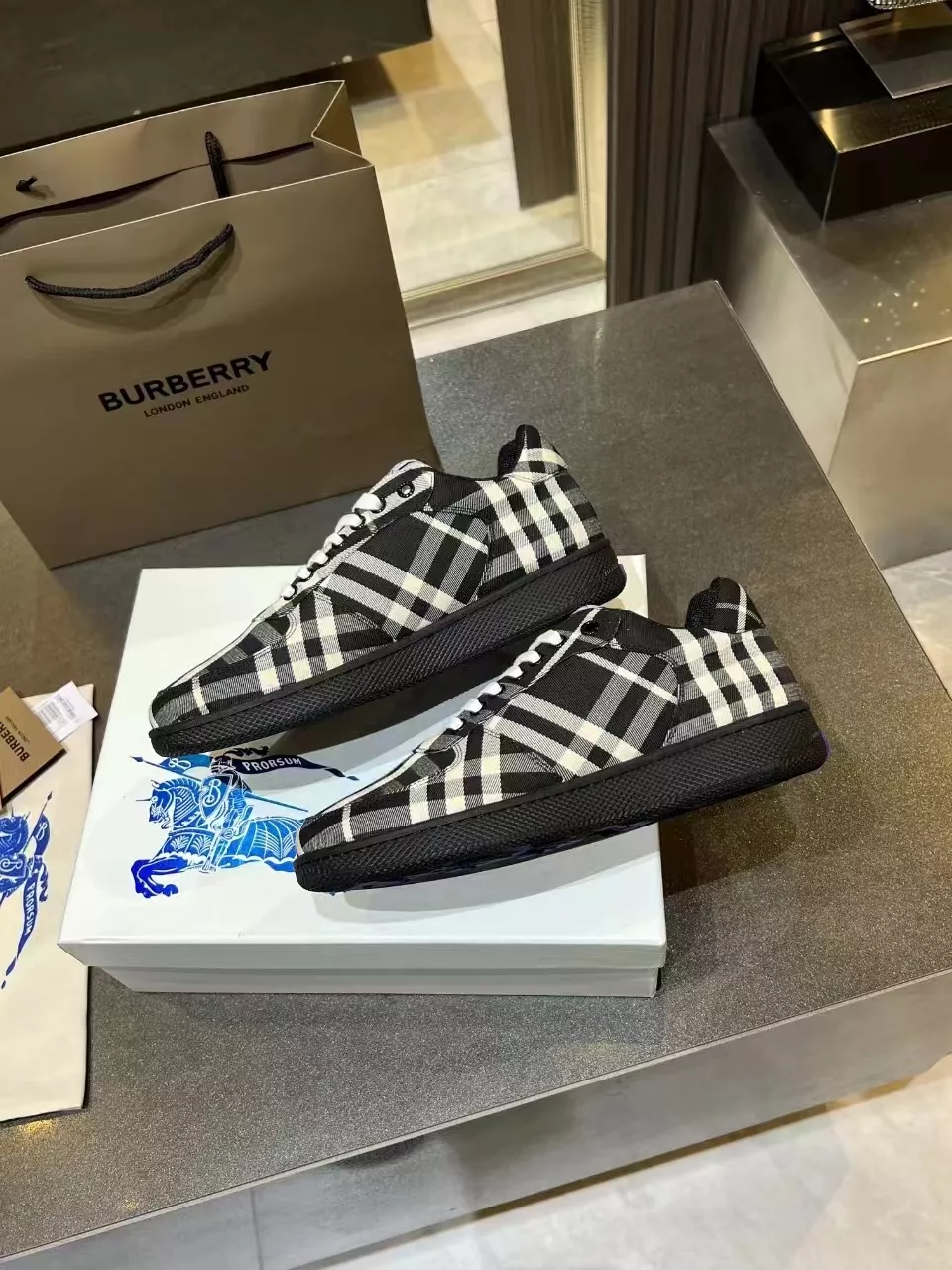 Burberry Casual Shoes For Men Durable 7159