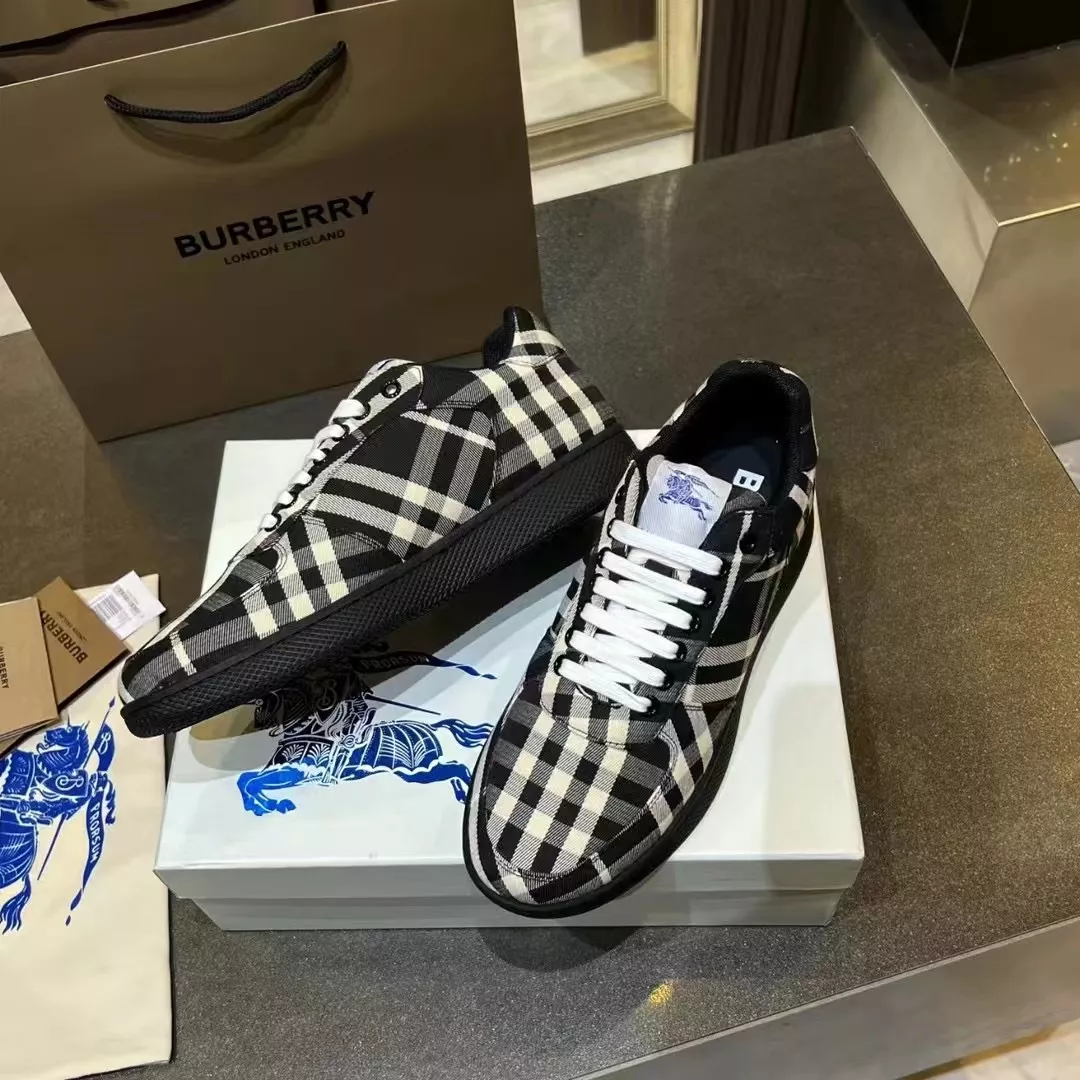 Burberry Casual Shoes For Men Durable 7159