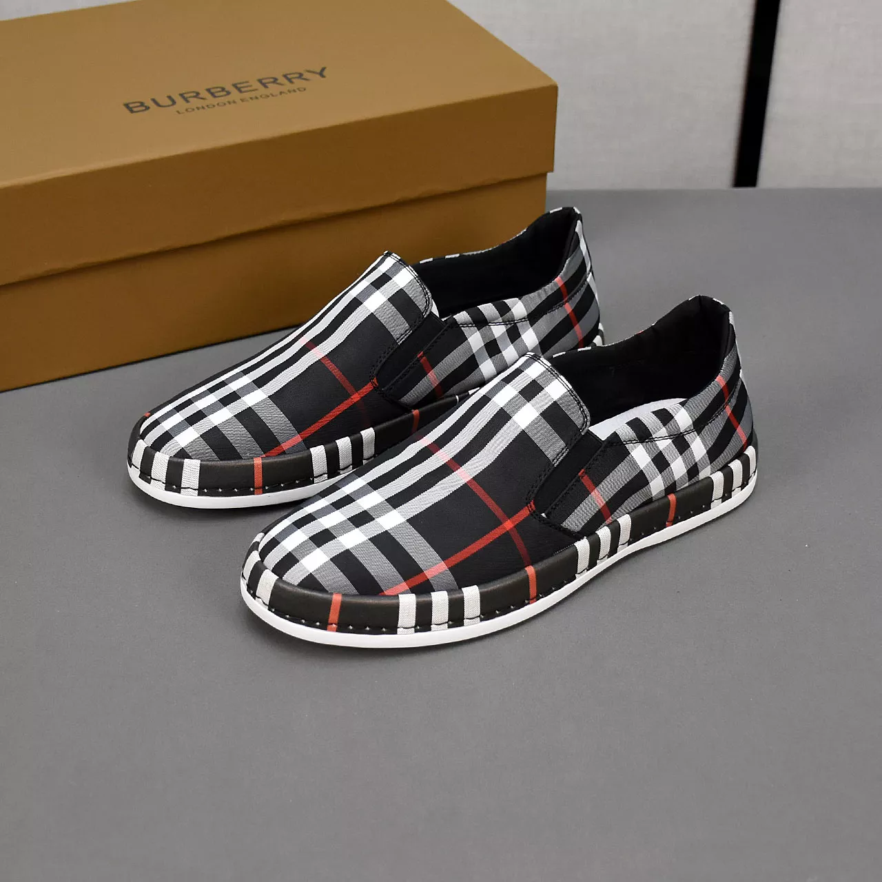 Burberry Casual Shoes For Men Durable 8750