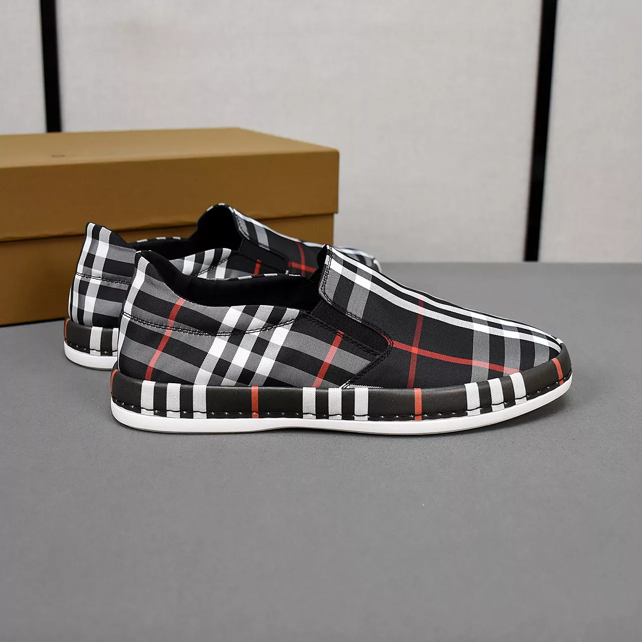 Burberry Casual Shoes For Men Durable 8750