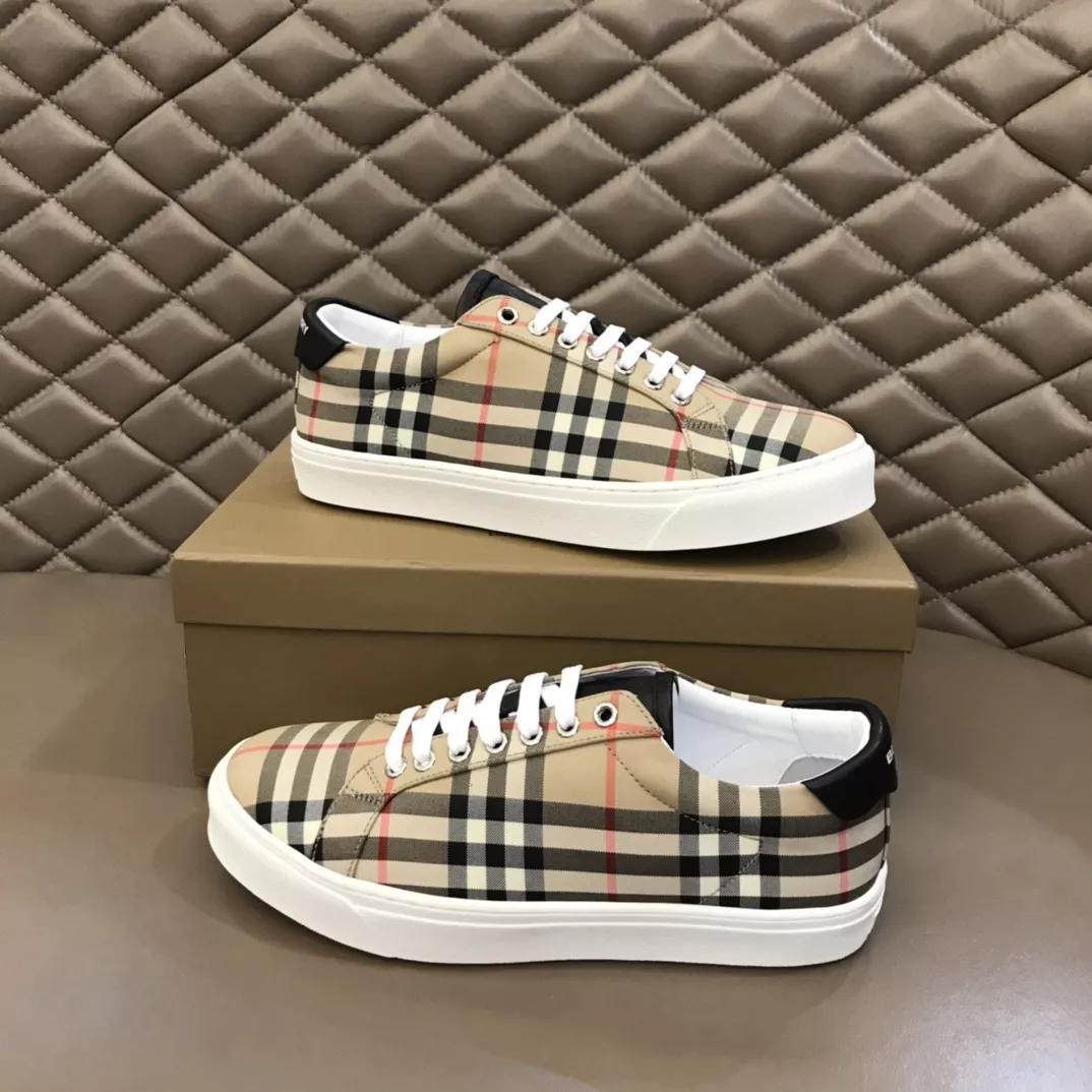 Burberry Casual Shoes For Men Elegant 7891