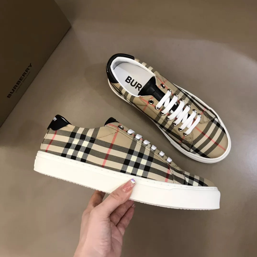 Burberry Casual Shoes For Men Elegant 7891