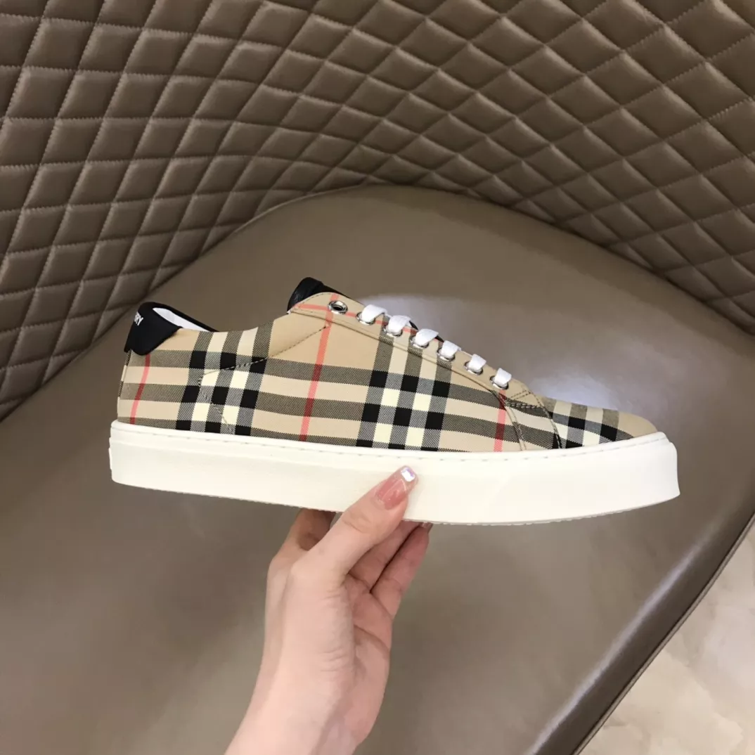 Burberry Casual Shoes For Men Elegant 7891