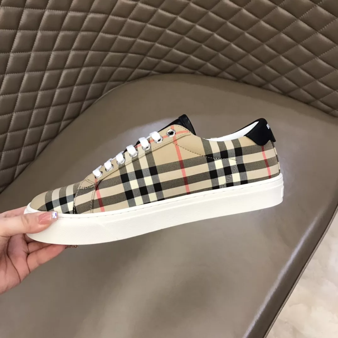 Burberry Casual Shoes For Men Elegant 7891