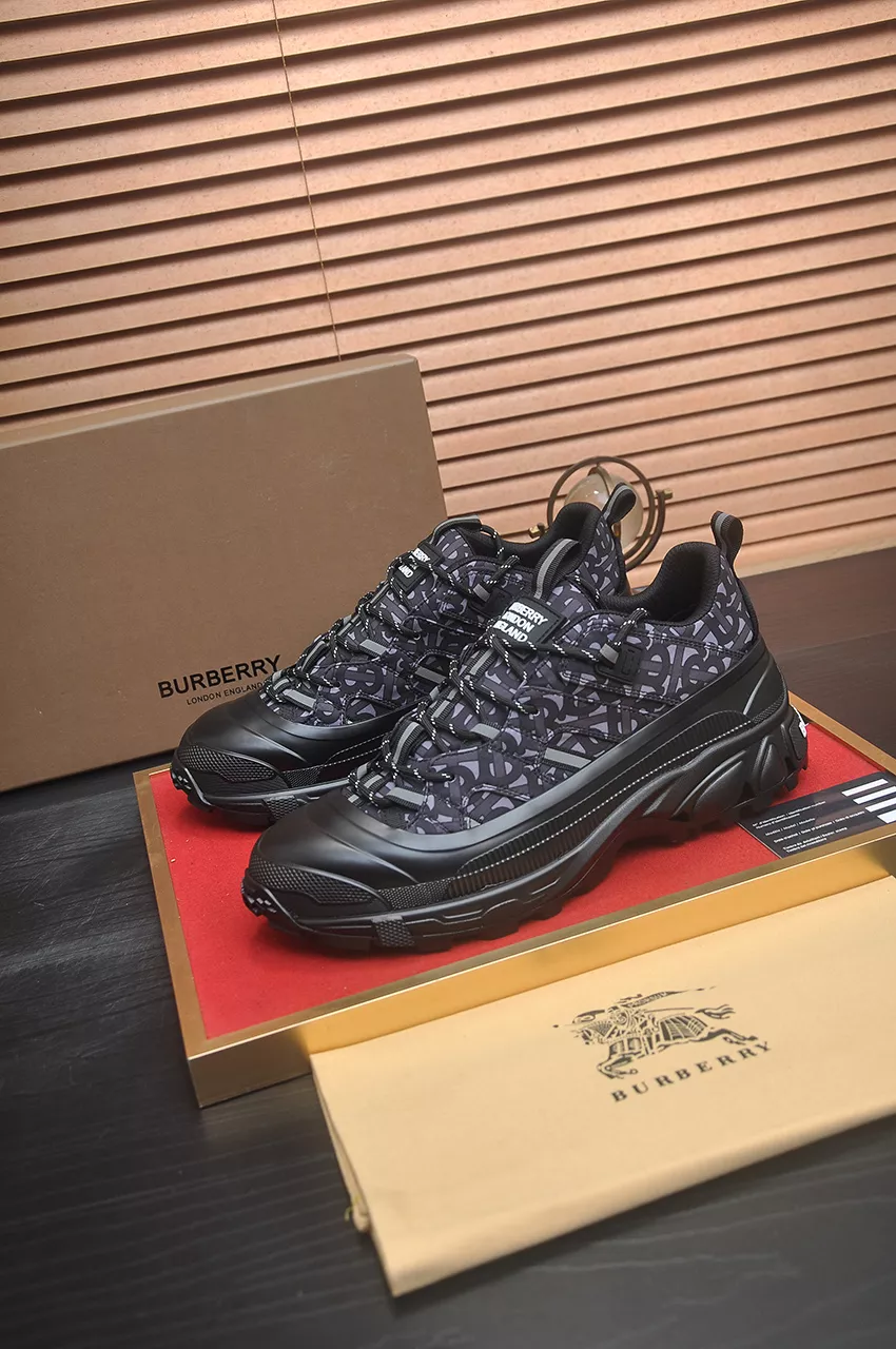 Burberry Casual Shoes For Men Sleek 684