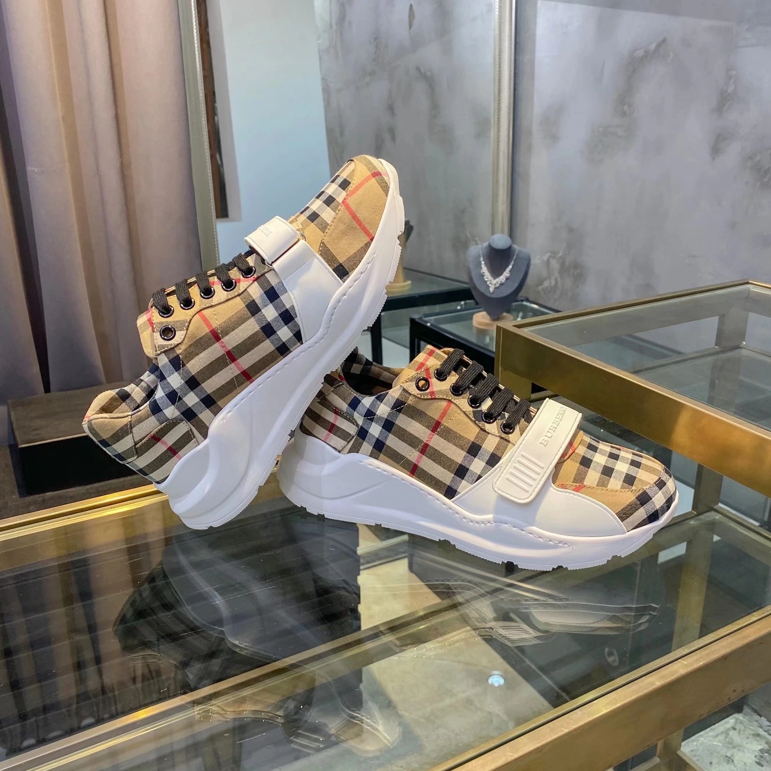 Burberry Casual Shoes For Men Sophisticated 4960