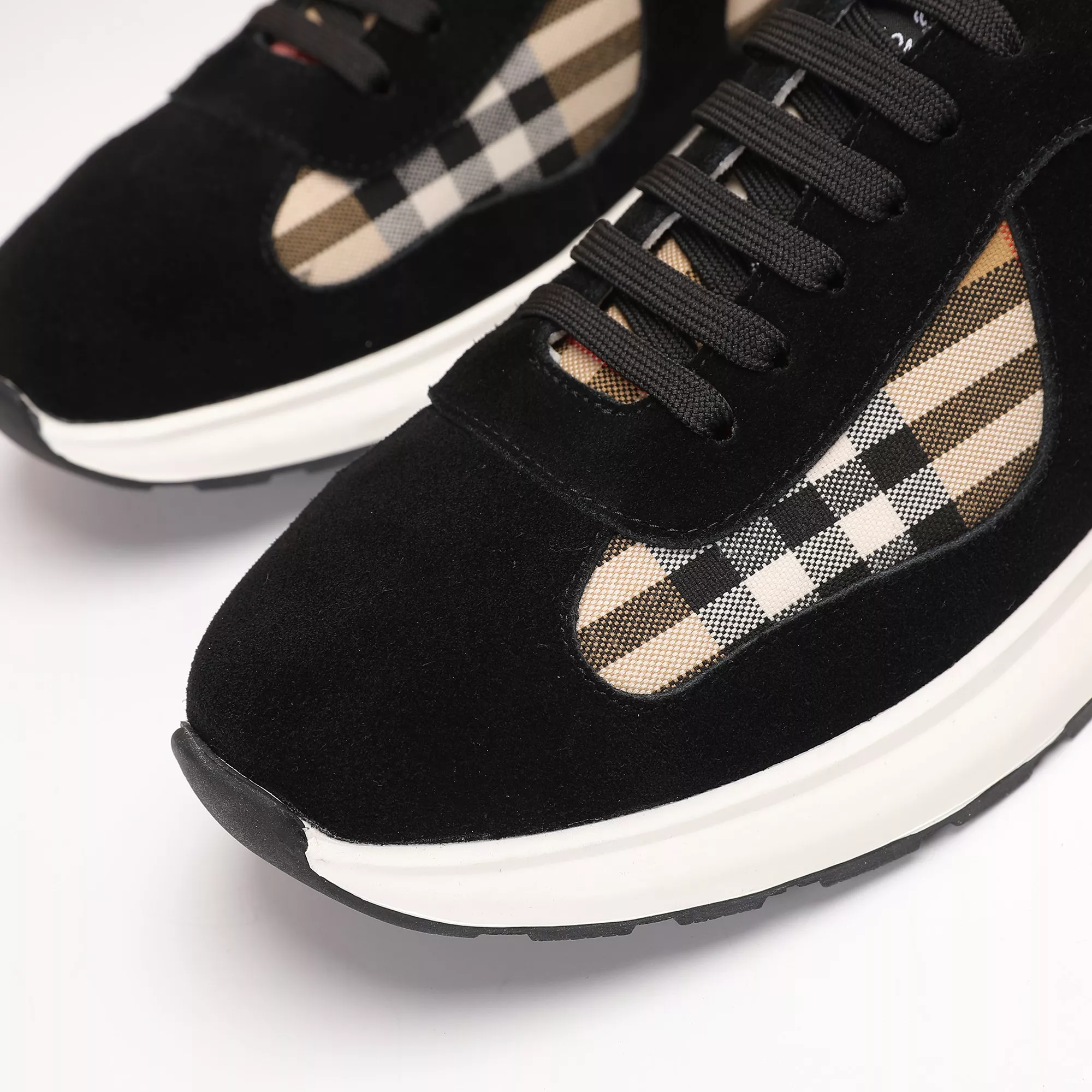 Burberry Casual Shoes For Men Trendsetting 7813