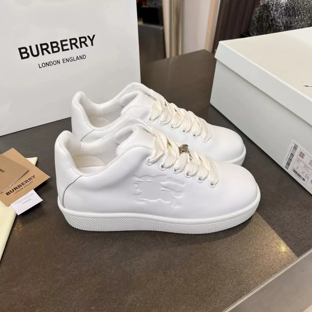 Burberry Casual Shoes For Men Vibrant 2990