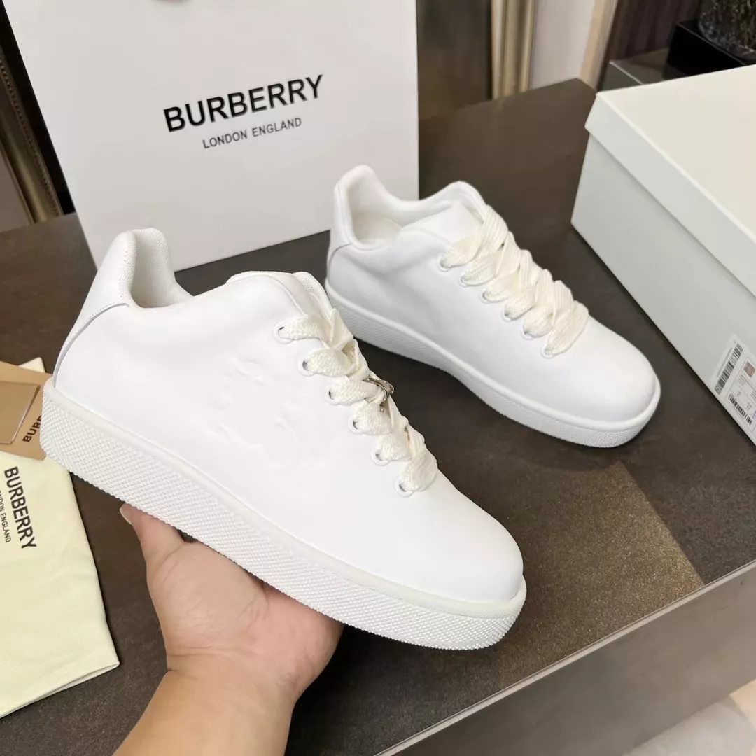Burberry Casual Shoes For Men Vibrant 2990