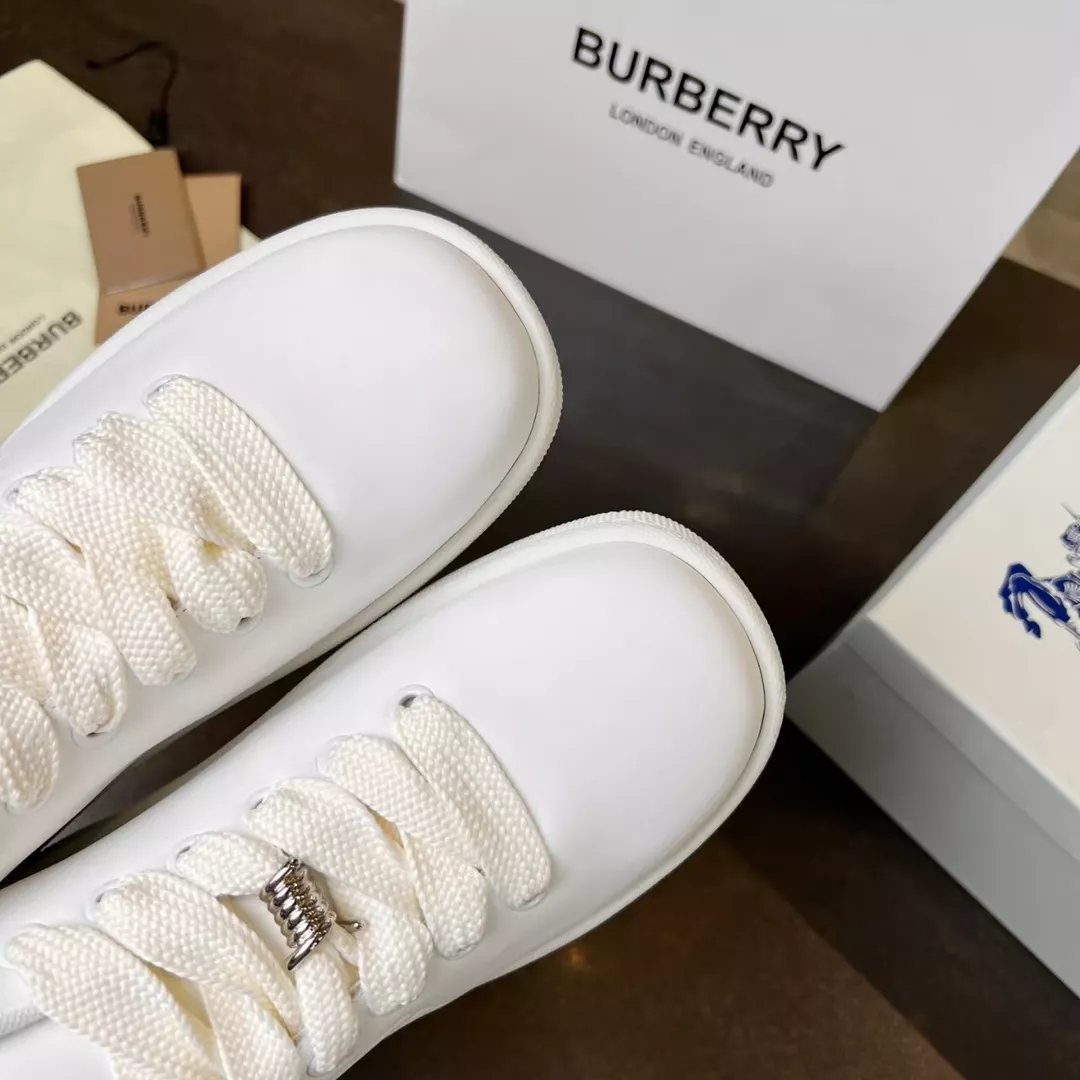 Burberry Casual Shoes For Men Vibrant 2990