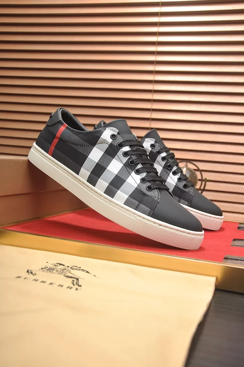 Burberry Casual Shoes For Men Vibrant 710