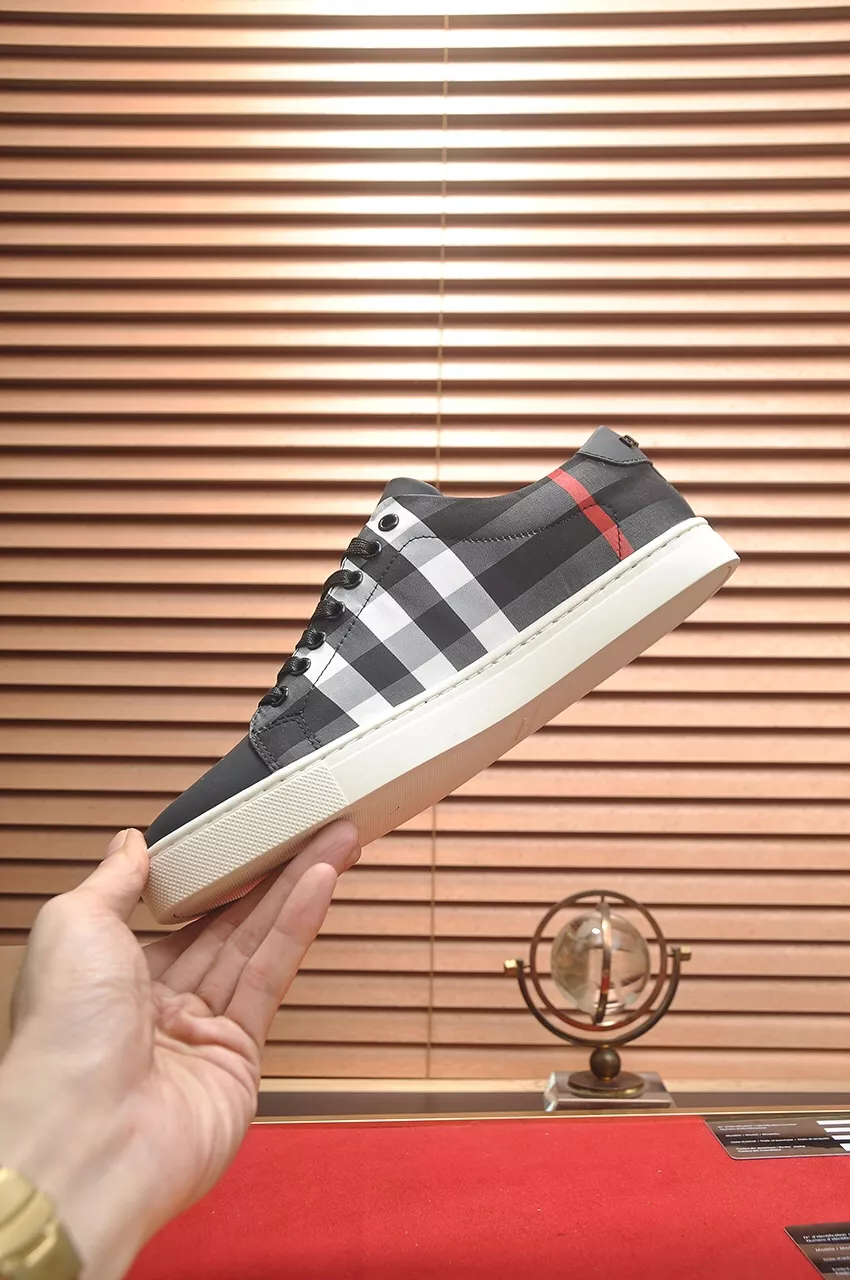 Burberry Casual Shoes For Men Vibrant 710