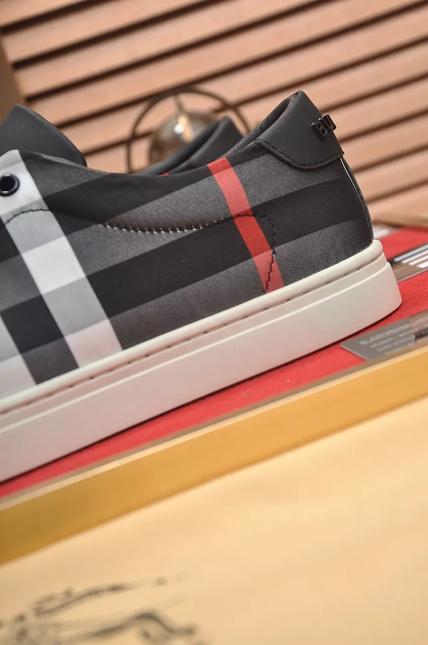Burberry Casual Shoes For Men Vibrant 710