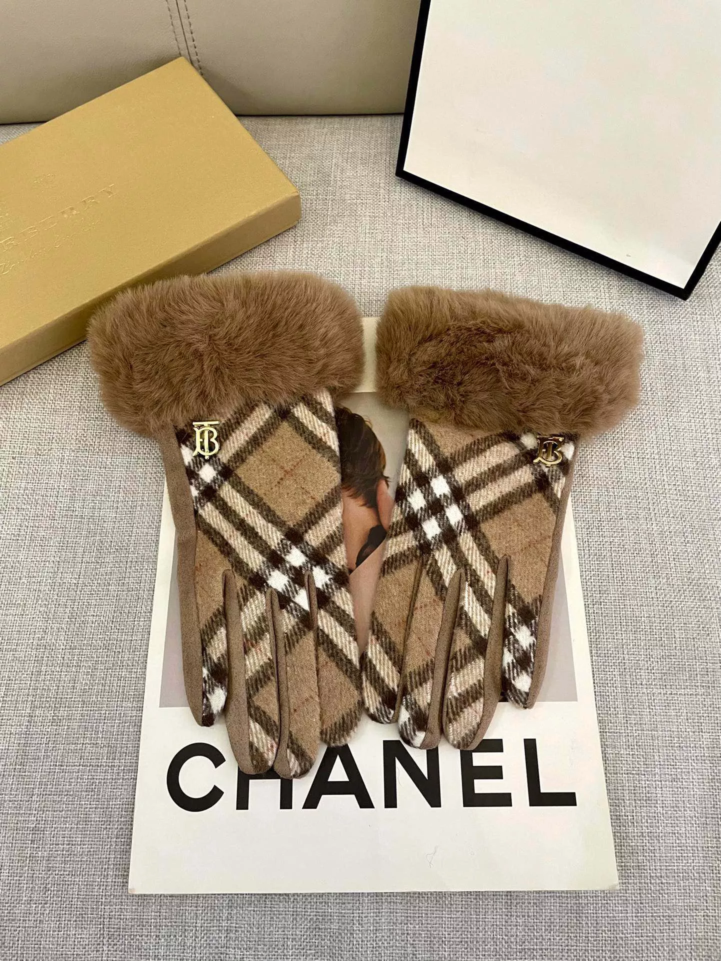 Burberry Gloves Elegant 9815