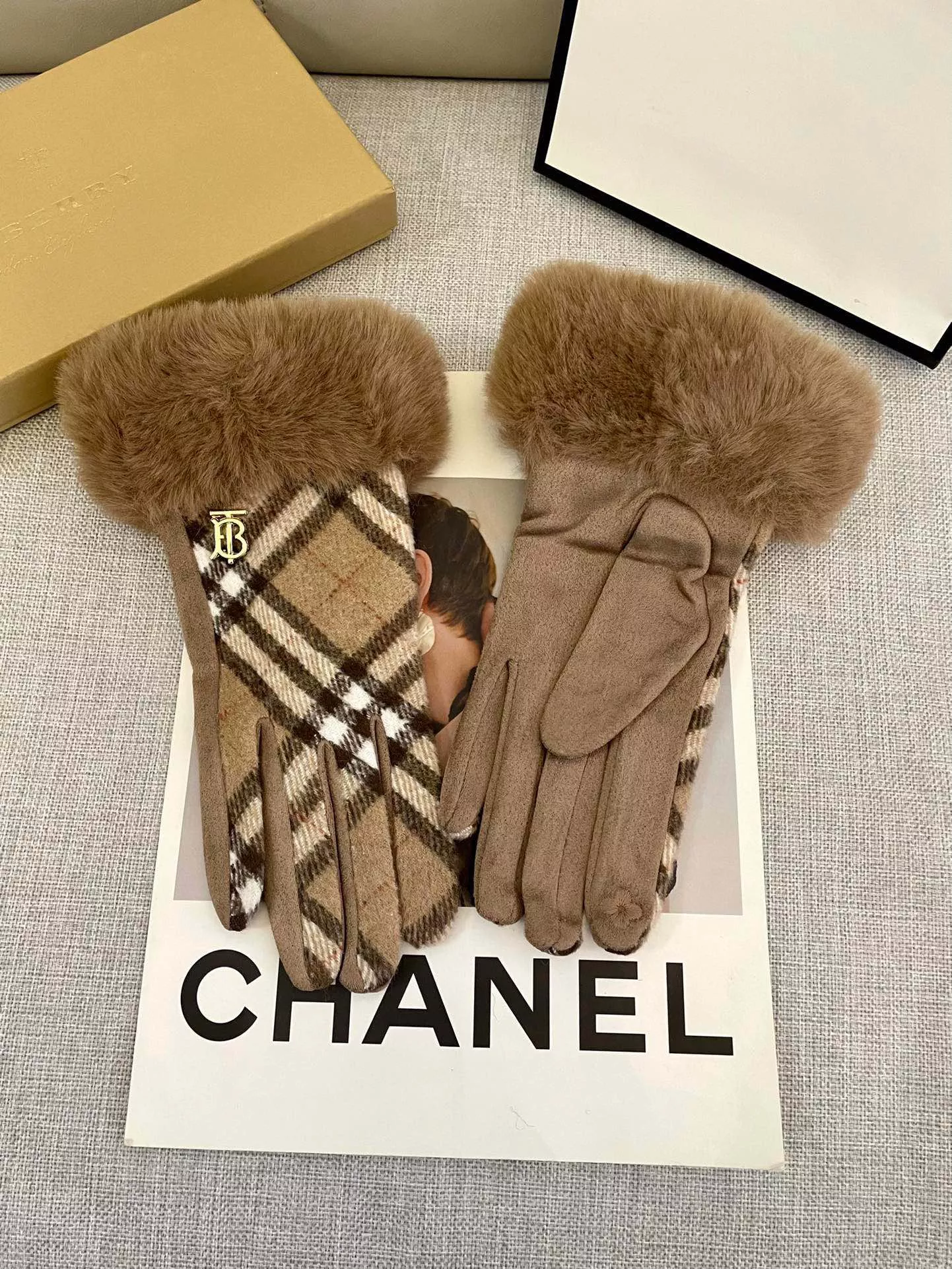 Burberry Gloves Elegant 9815