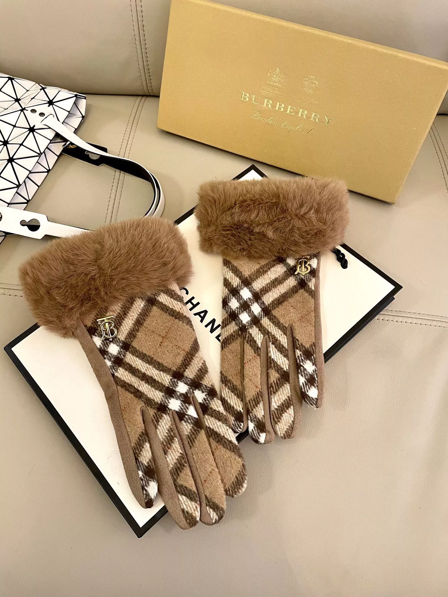 Burberry Gloves Elegant 9815