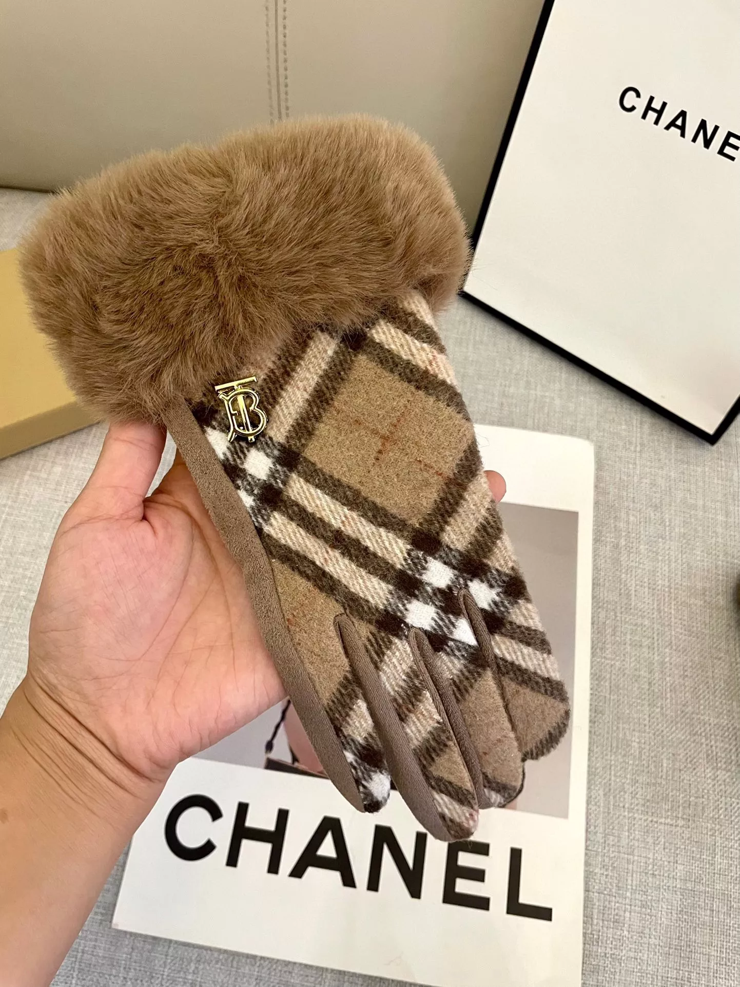 Burberry Gloves Elegant 9815