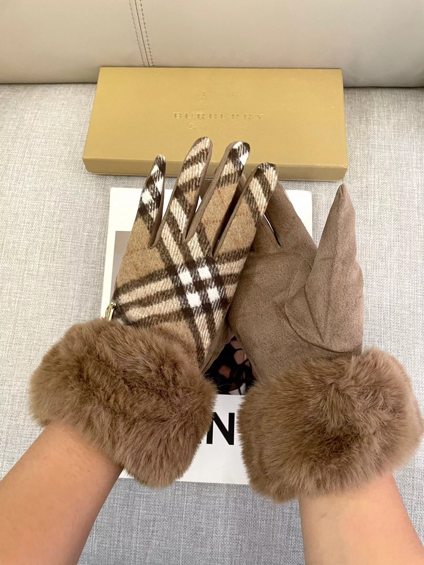 Burberry Gloves Elegant 9815