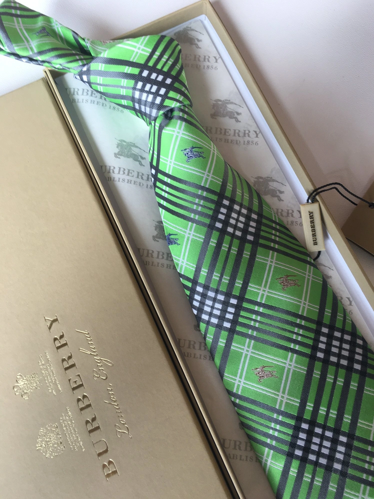 Burberry Necktie For Men Durable 8455