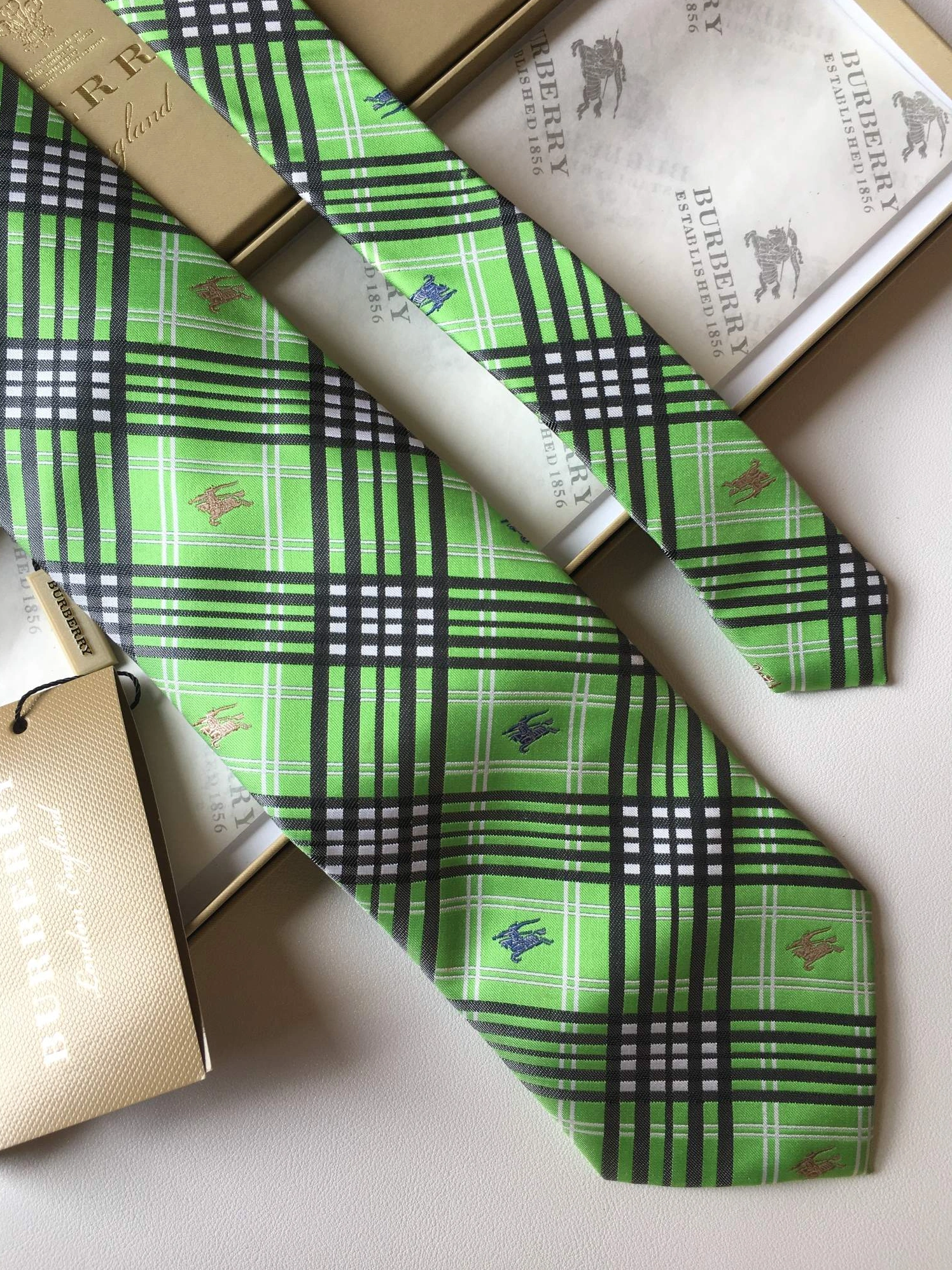 Burberry Necktie For Men Durable 8455